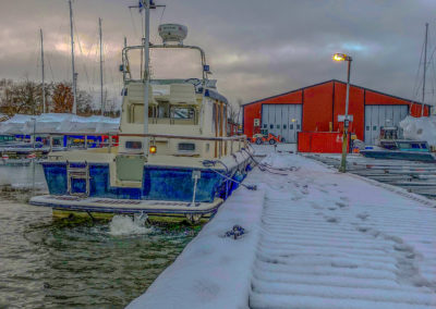 Båt parkerad vid bryggplats på Marinan Österskär